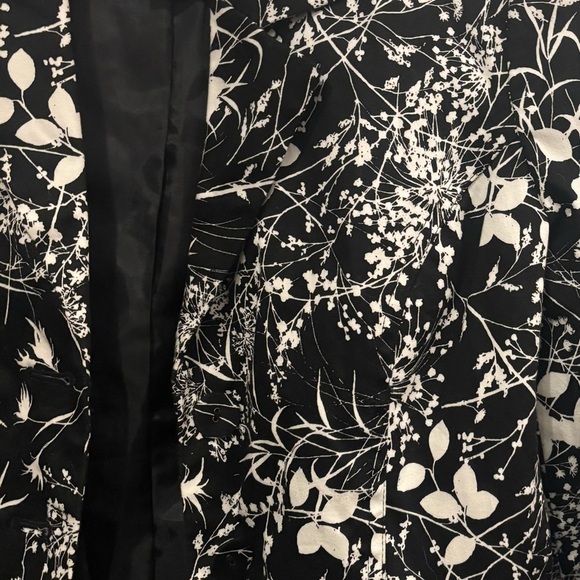 Villager Black and White Floral Blazer in size 6. Great condition! - Picture 7 of 13